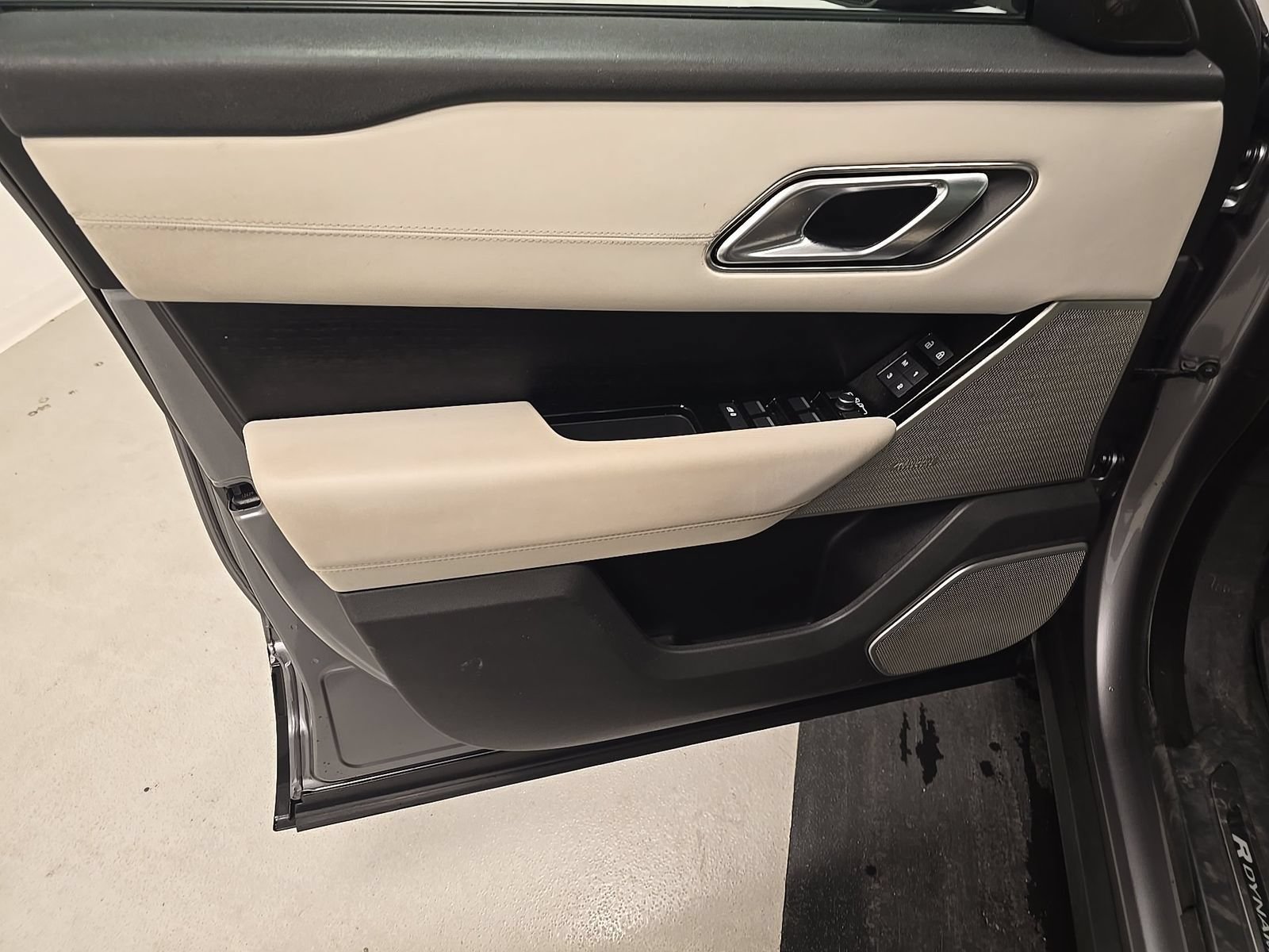 Used 2023 Land Rover Range Rover Velar R-Dynamic S AWD/4WD image 3