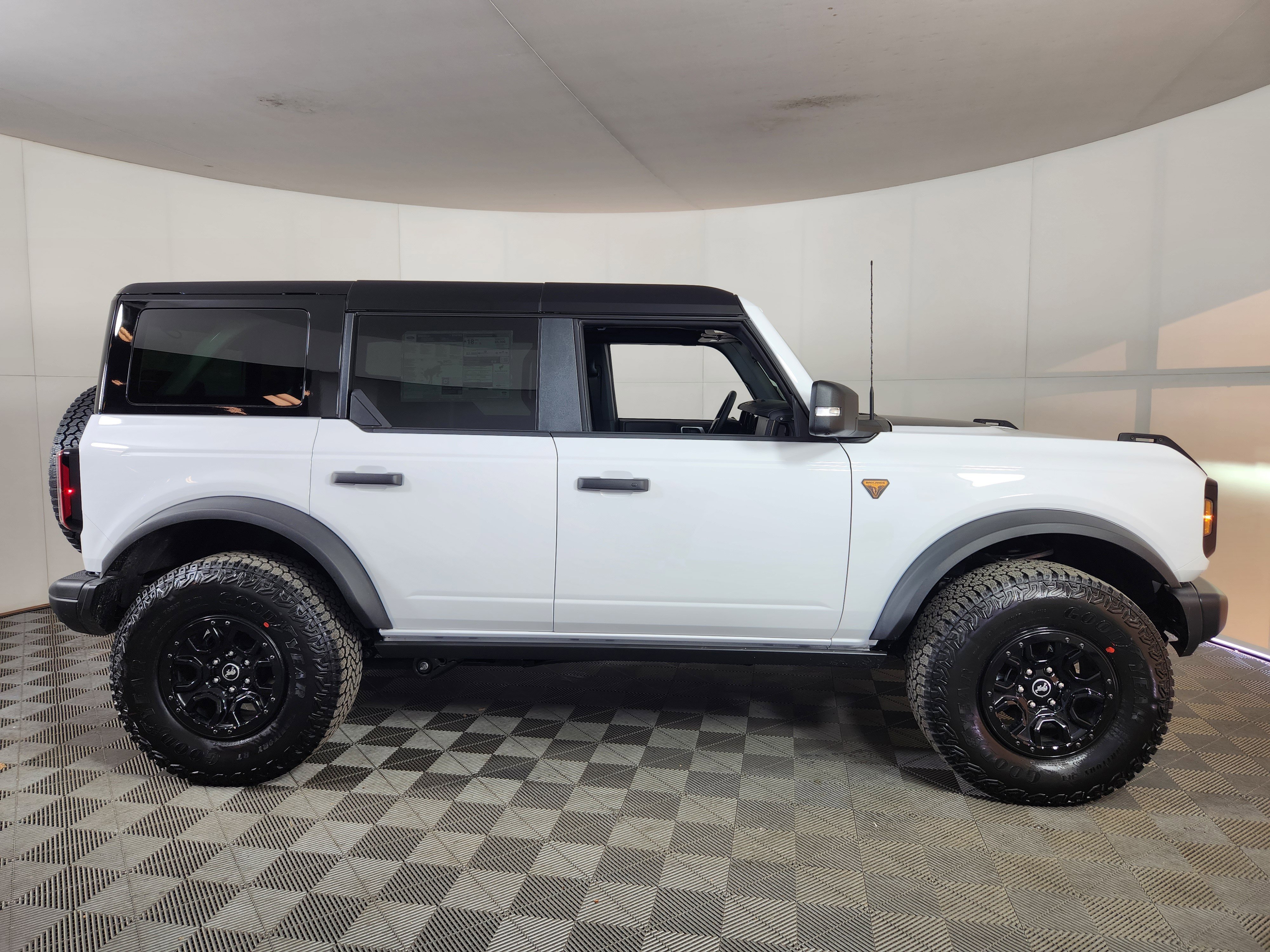 New 2025 Ford Bronco Badlands image 8