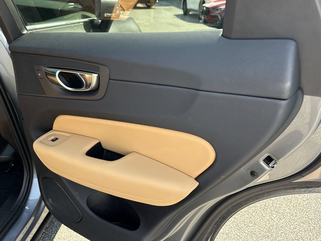 Used 2019 Volvo XC60 T6 Momentum w/ Multimedia Package AWD/4WD image 29