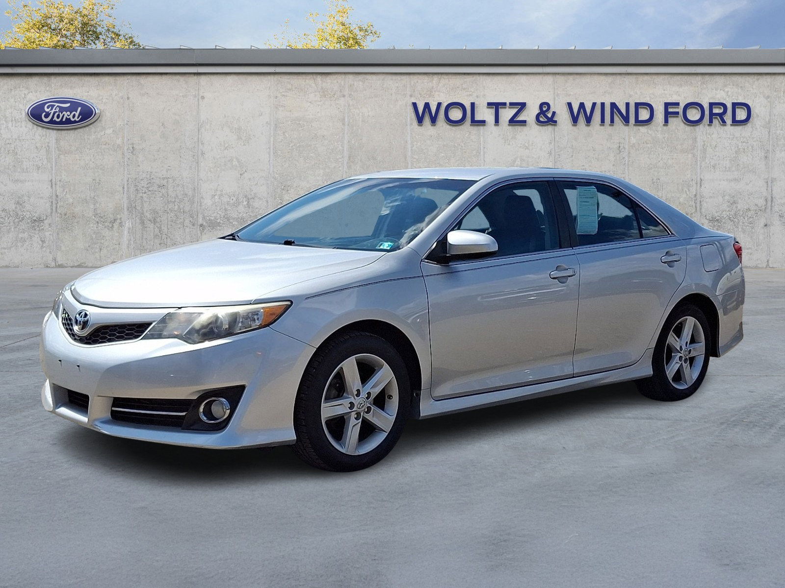 Used 2014 Toyota Camry SE FWD image 3