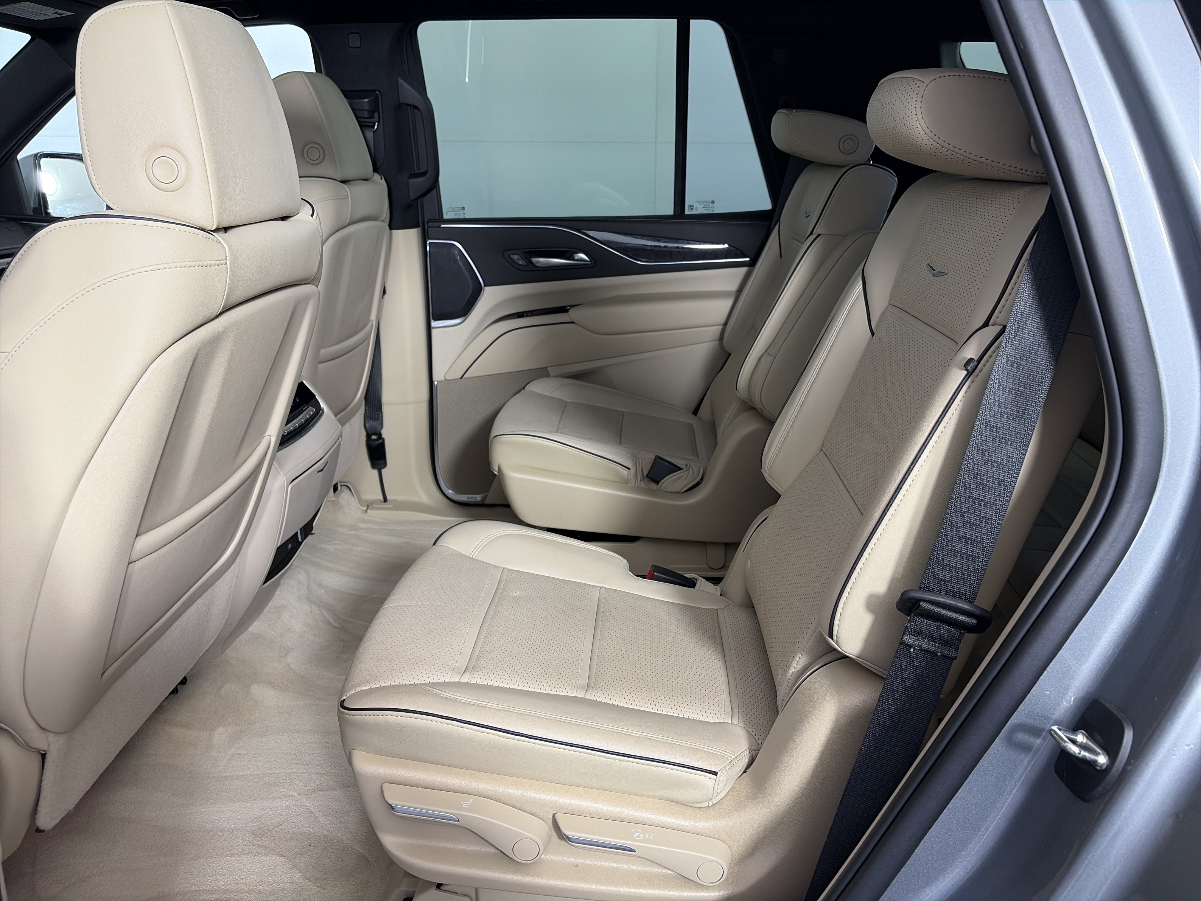 Used 2023 Cadillac Escalade Premium Luxury AWD/4WD image 12