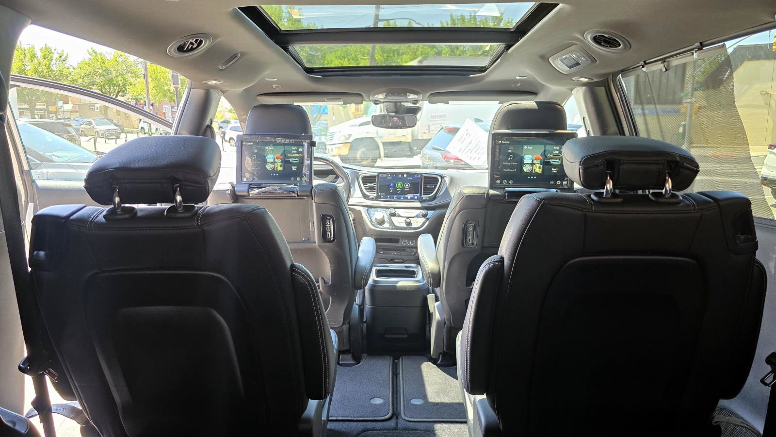 Used 2021 Chrysler Pacifica Touring-L w/ Uconnect Theater Family Group AWD/4WD image 19