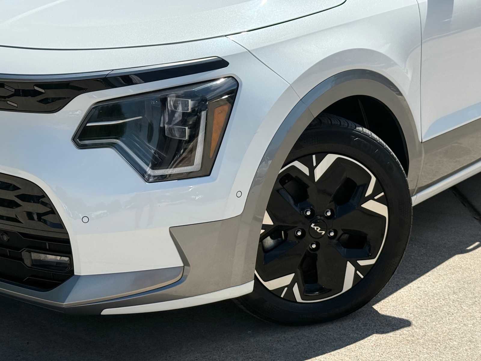 Used 2023 Kia Niro Wave w/ Wave Preserve Package FWD image 3