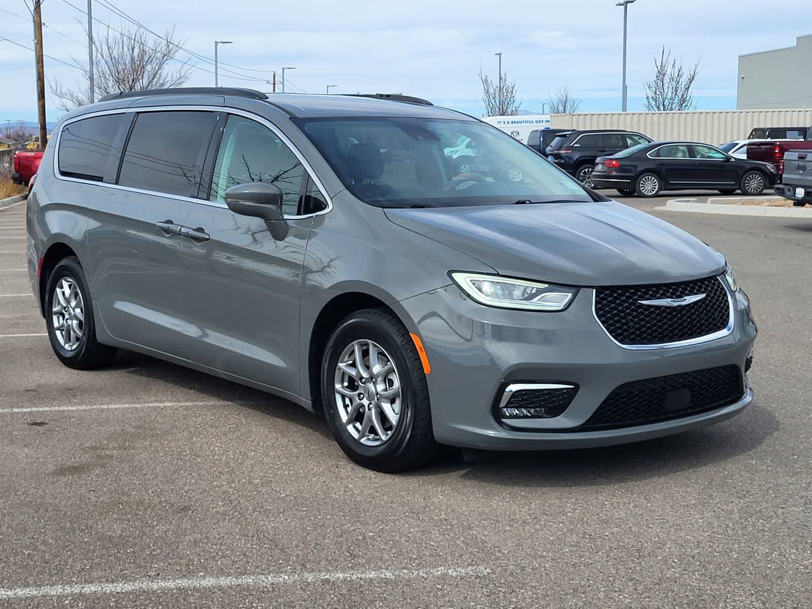 Used 2021 Chrysler Pacifica Touring image 3