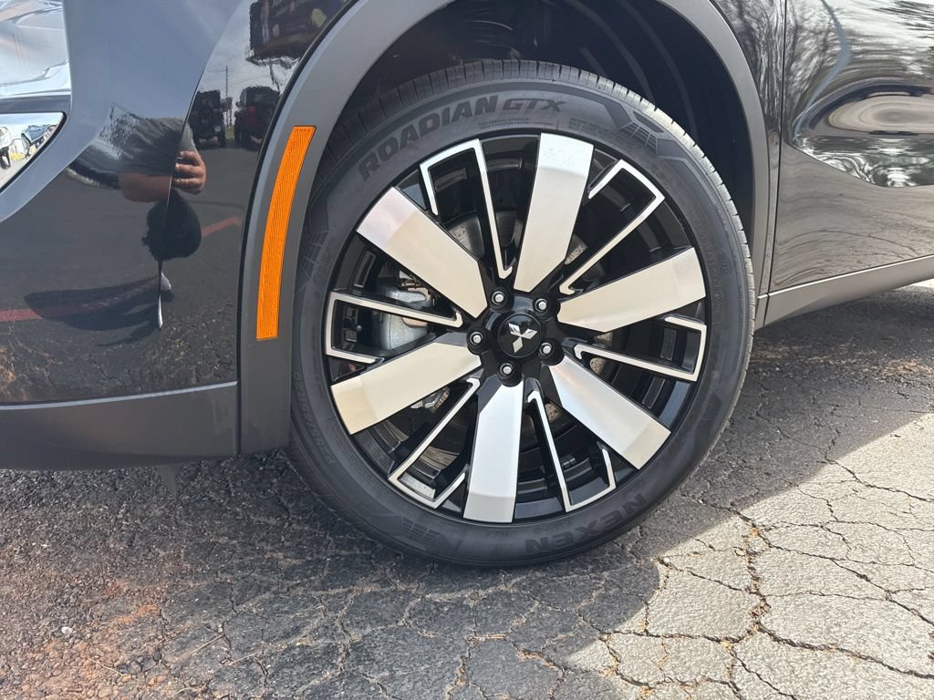 New 2026 Mitsubishi Outlander LE FWD image 2