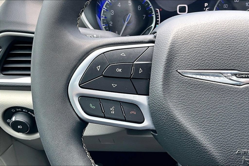 Used 2024 Chrysler Pacifica Touring-L FWD image 11