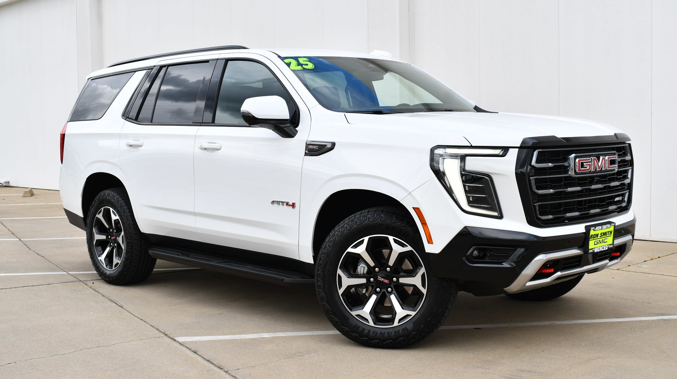 Used 2025 GMC Yukon AT4 AWD/4WD image 2