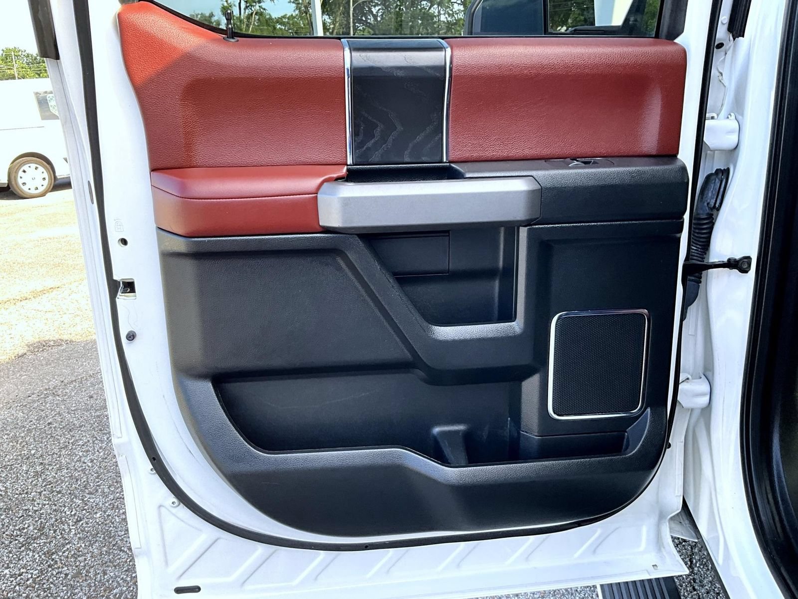 Used 2018 Ford F150 Platinum w/ Equipment Group 701A Luxury AWD/4WD image 25