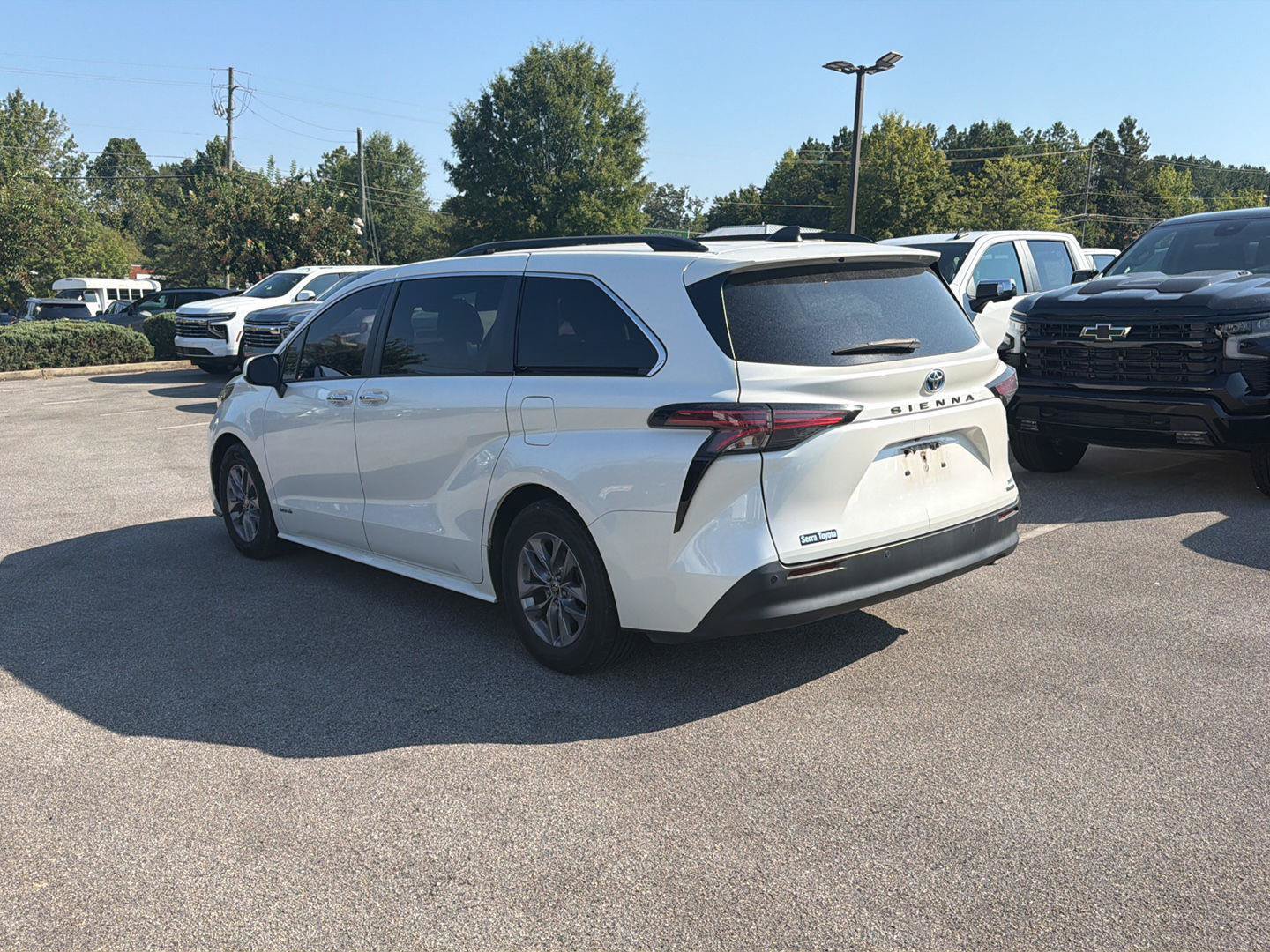Used 2021 Toyota Sienna XLE w/ XLE Plus Package FWD image 2