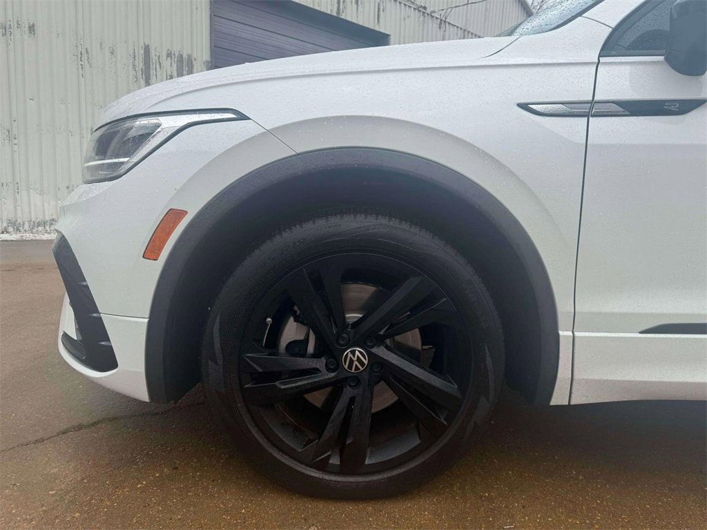 Certified 2024 Volkswagen Tiguan SE R-Line image 5