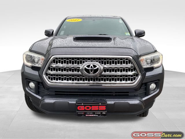 Used 2017 Toyota Tacoma TRD Sport w/ Tow Package (A/T) AWD/4WD image 2