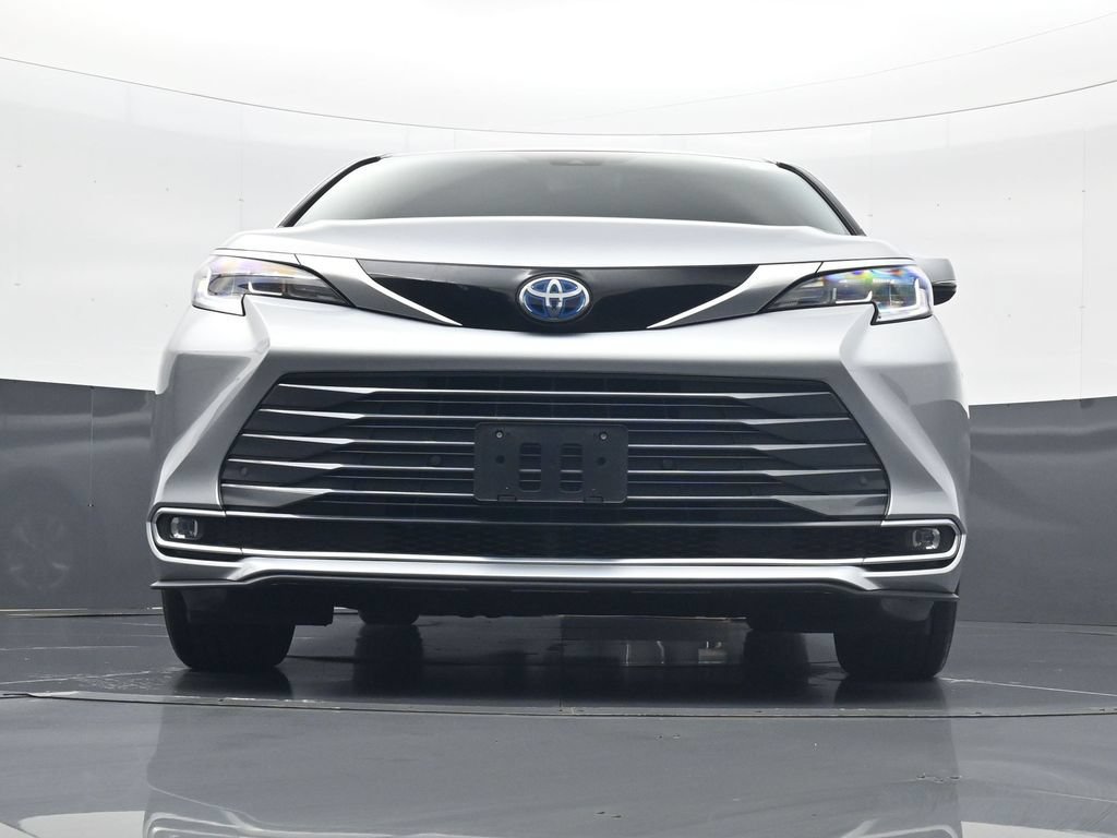 Used 2025 Toyota Sienna Limited AWD/4WD image 24