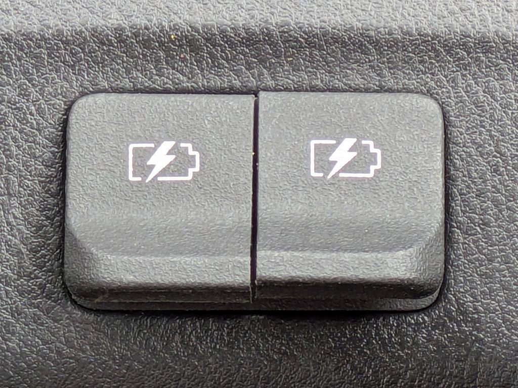 Used 2019 Nissan Kicks SR w/ SR Premium Package image 18