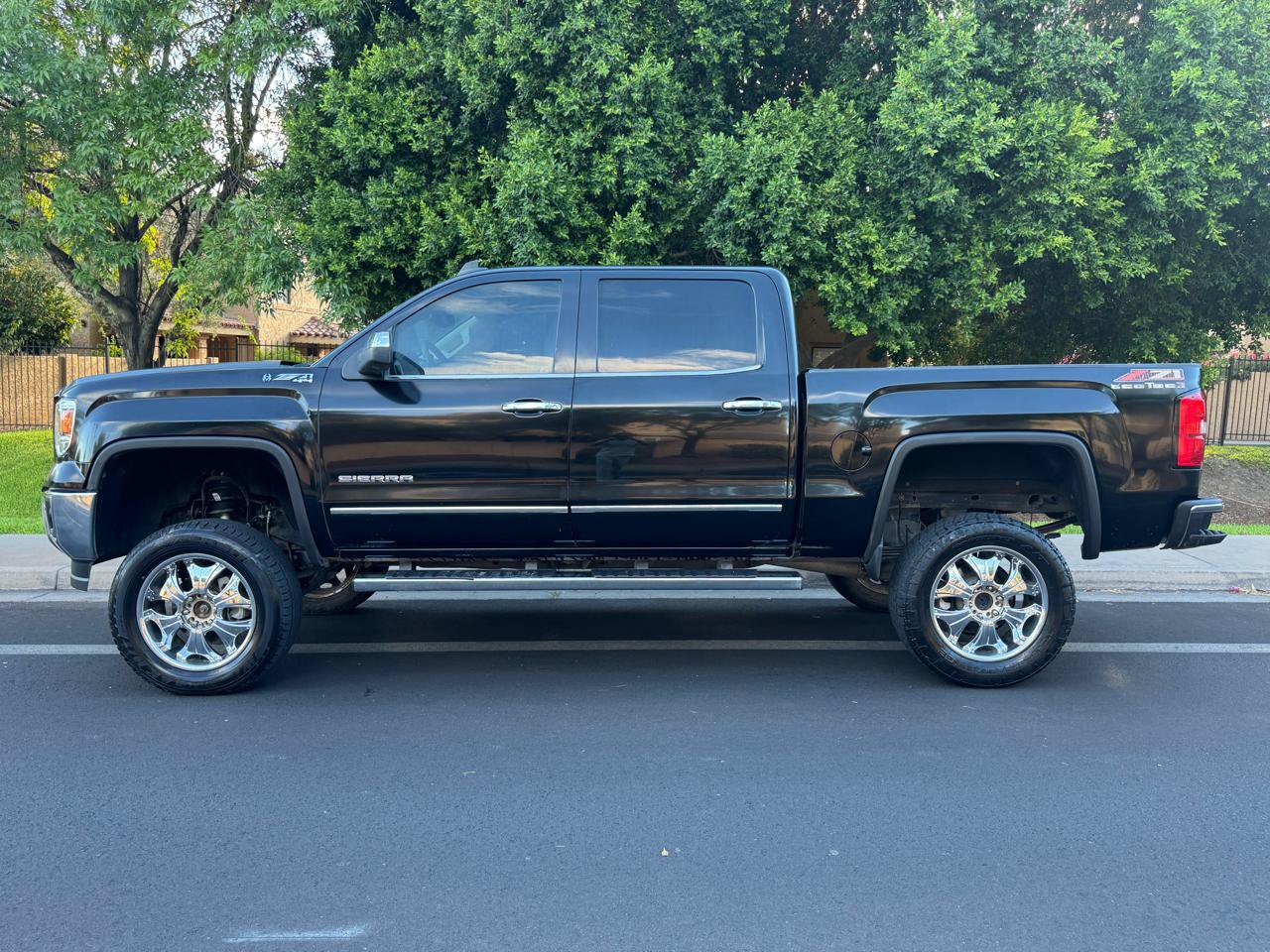 Used 2015 GMC Sierra 1500 SLT w/ SLT Crew Cab Value Package AWD/4WD image 2