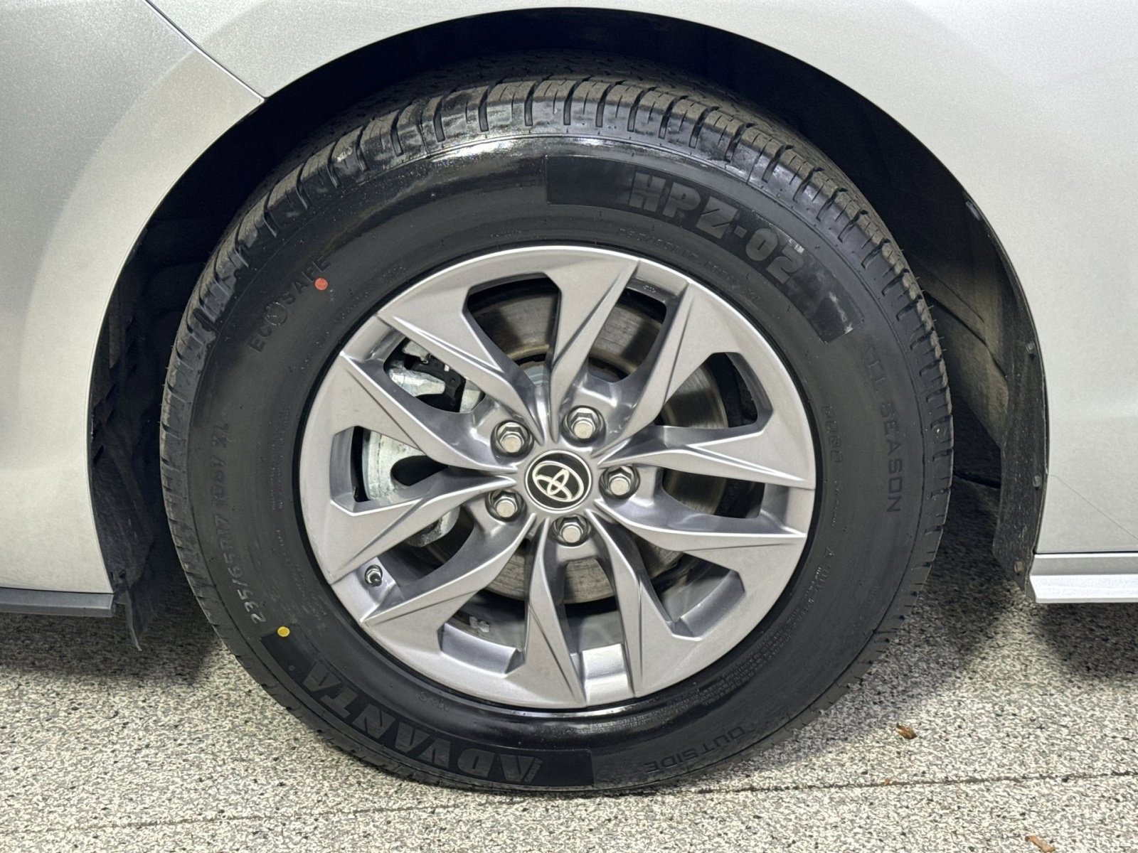 Used 2024 Toyota Sienna LE FWD image 24