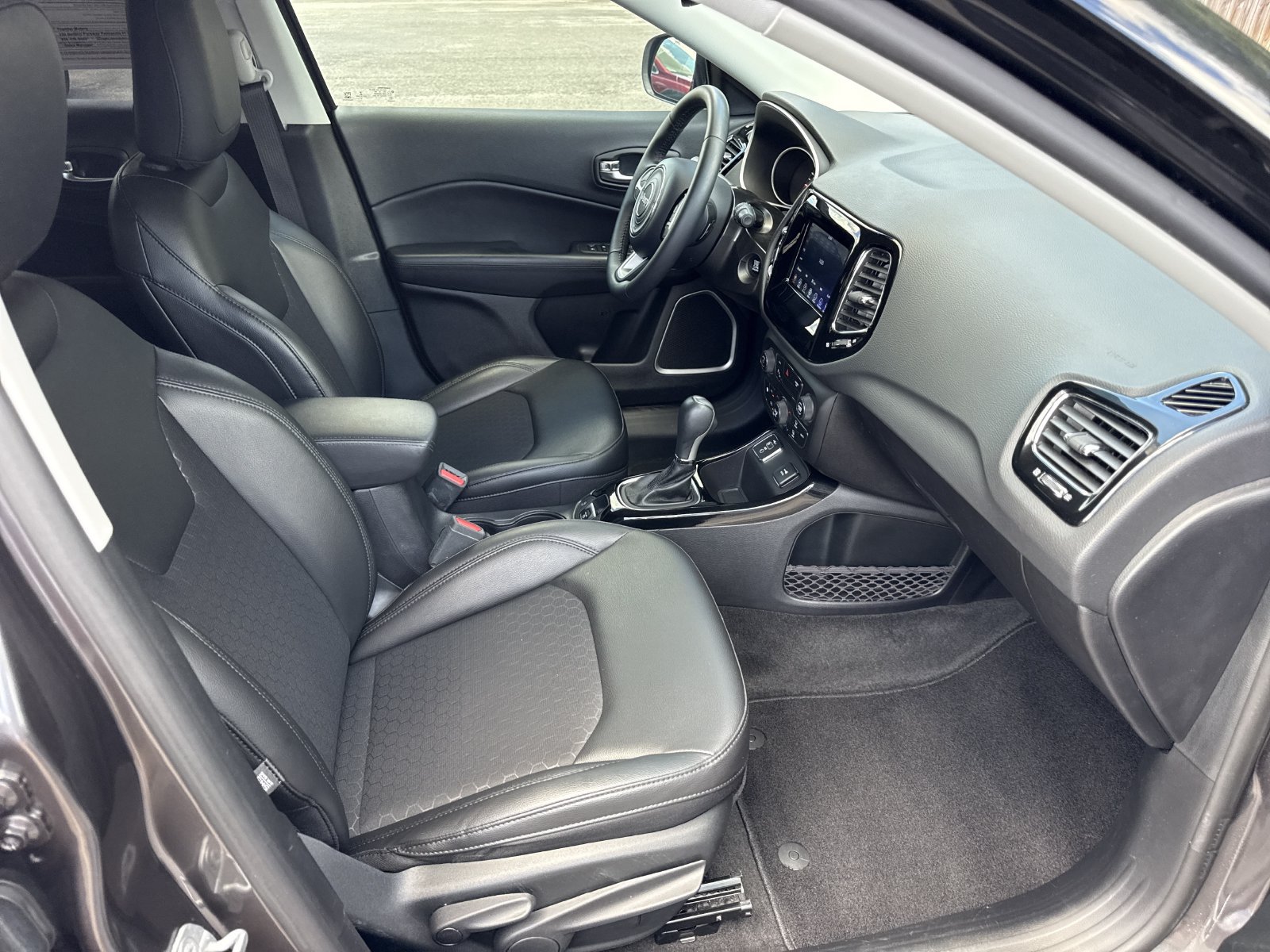Used 2019 Jeep Compass Latitude FWD image 30