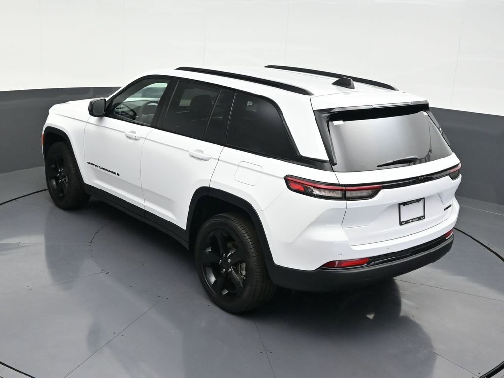 Used 2025 Jeep Grand Cherokee Limited w/ Black Appearance Package image 17