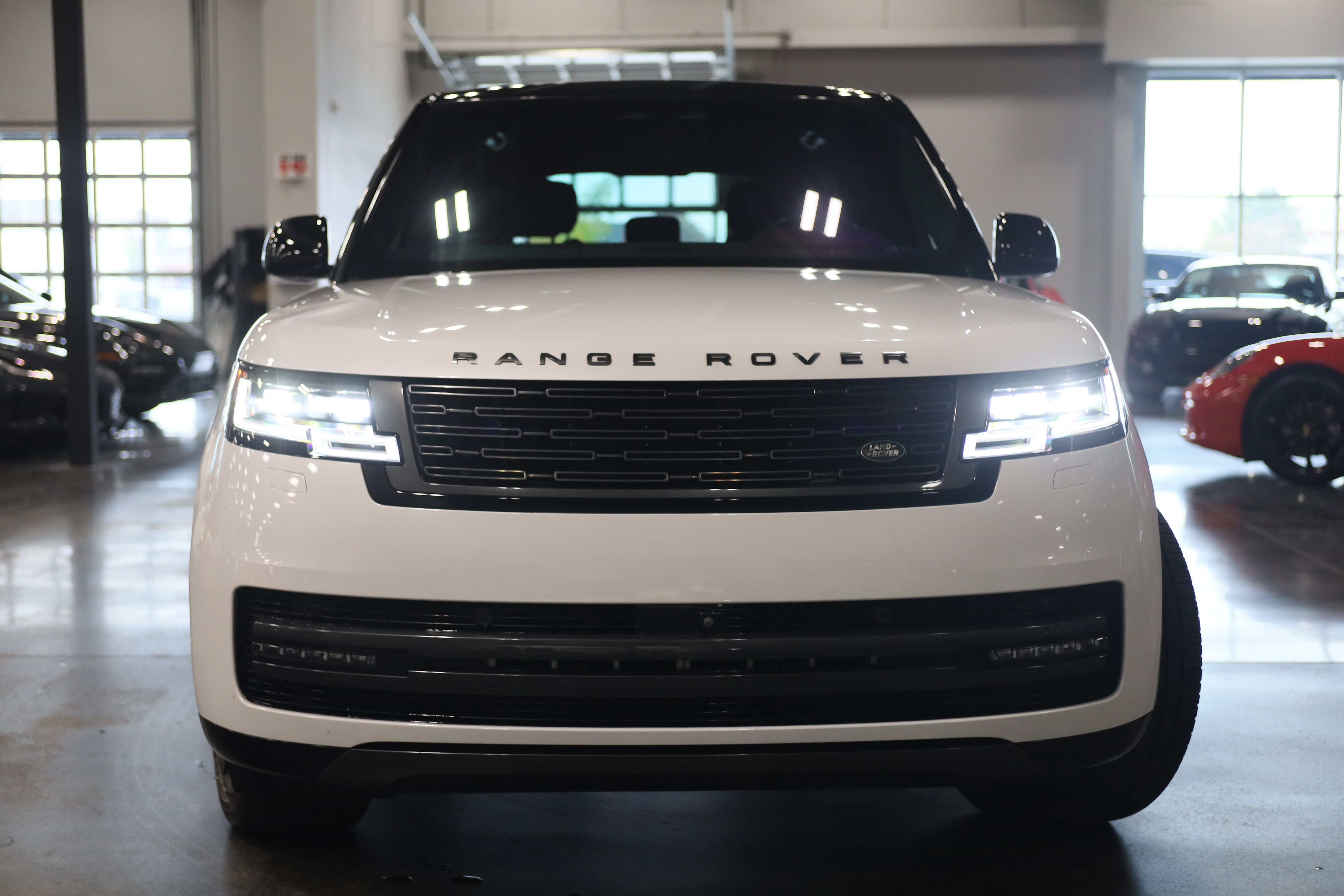 Used 2024 Land Rover Range Rover SE AWD/4WD image 2