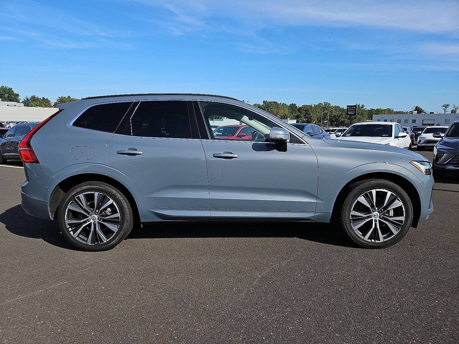 Certified 2022 Volvo XC60 B5 Momentum w/ Climate Package image 7