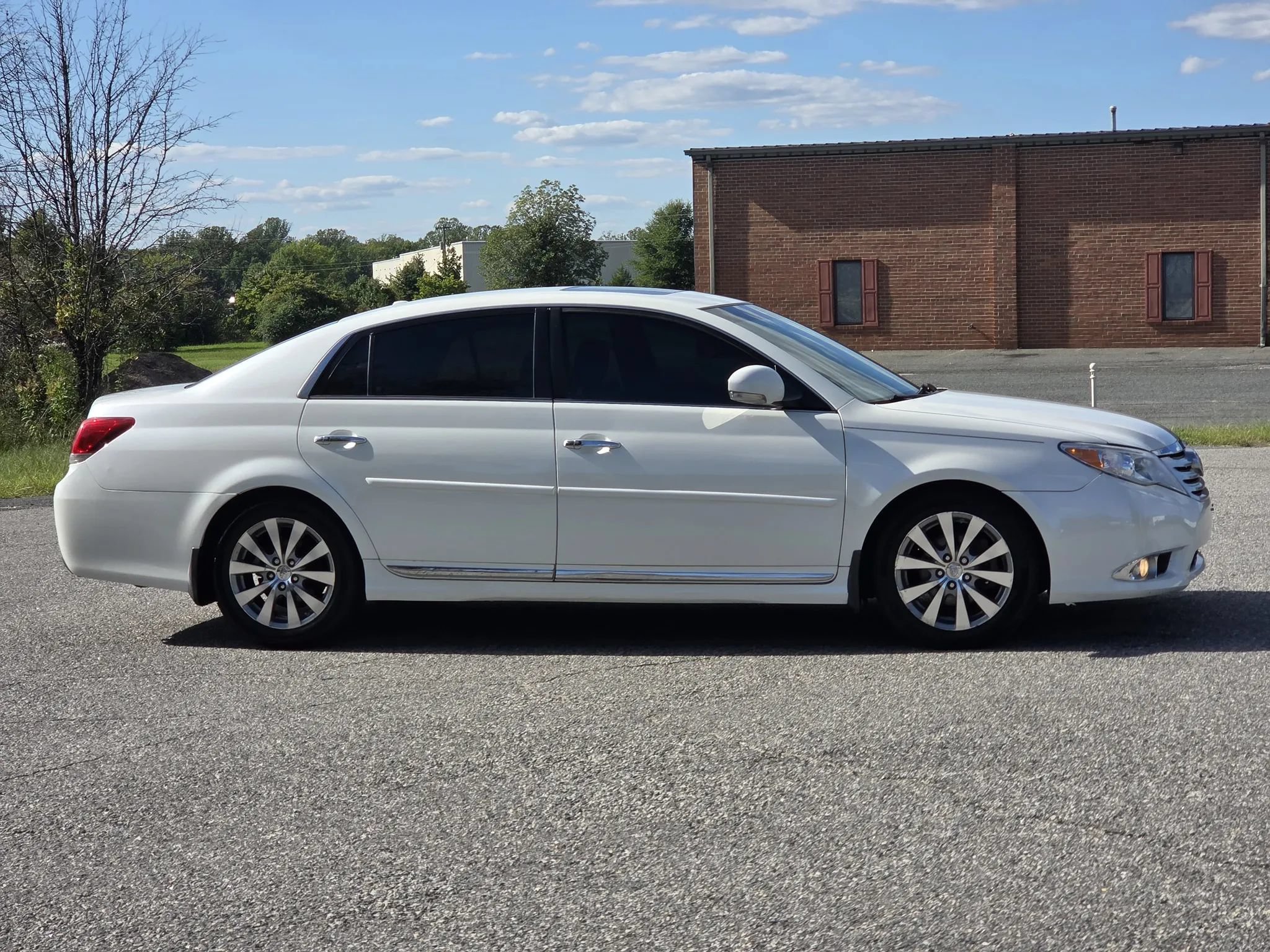 Used 2011 Toyota Avalon Limited FWD image 5