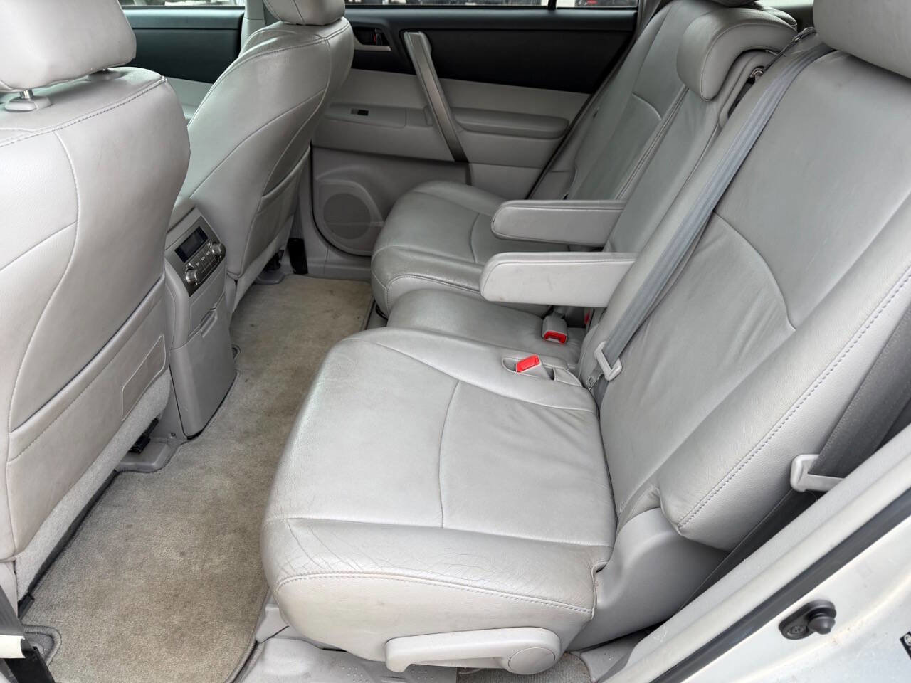 Used 2010 Toyota Highlander SE image 16
