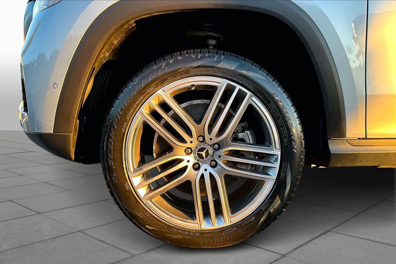 Used 2024 Mercedes-Benz GLS 450 4MATIC image 11