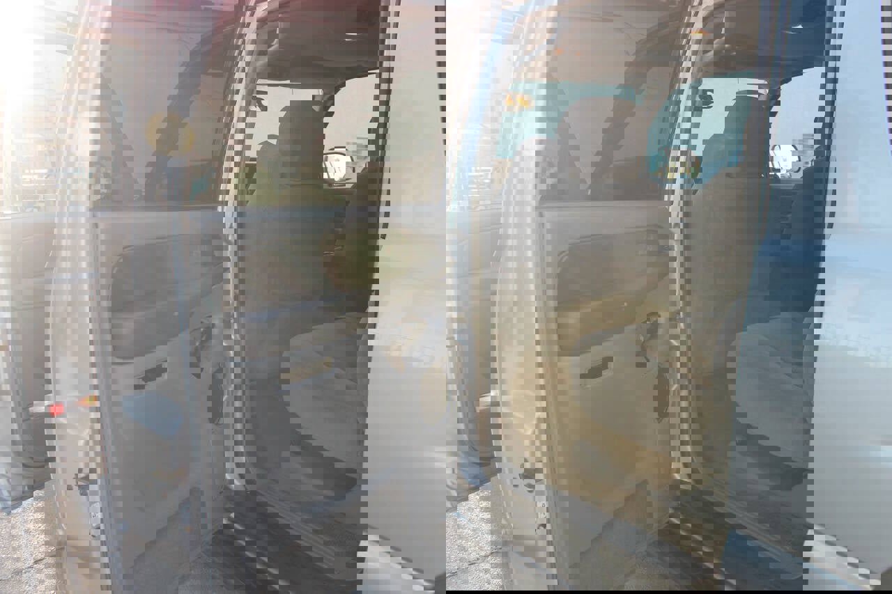 Used 2005 Chevrolet Suburban LS image 25