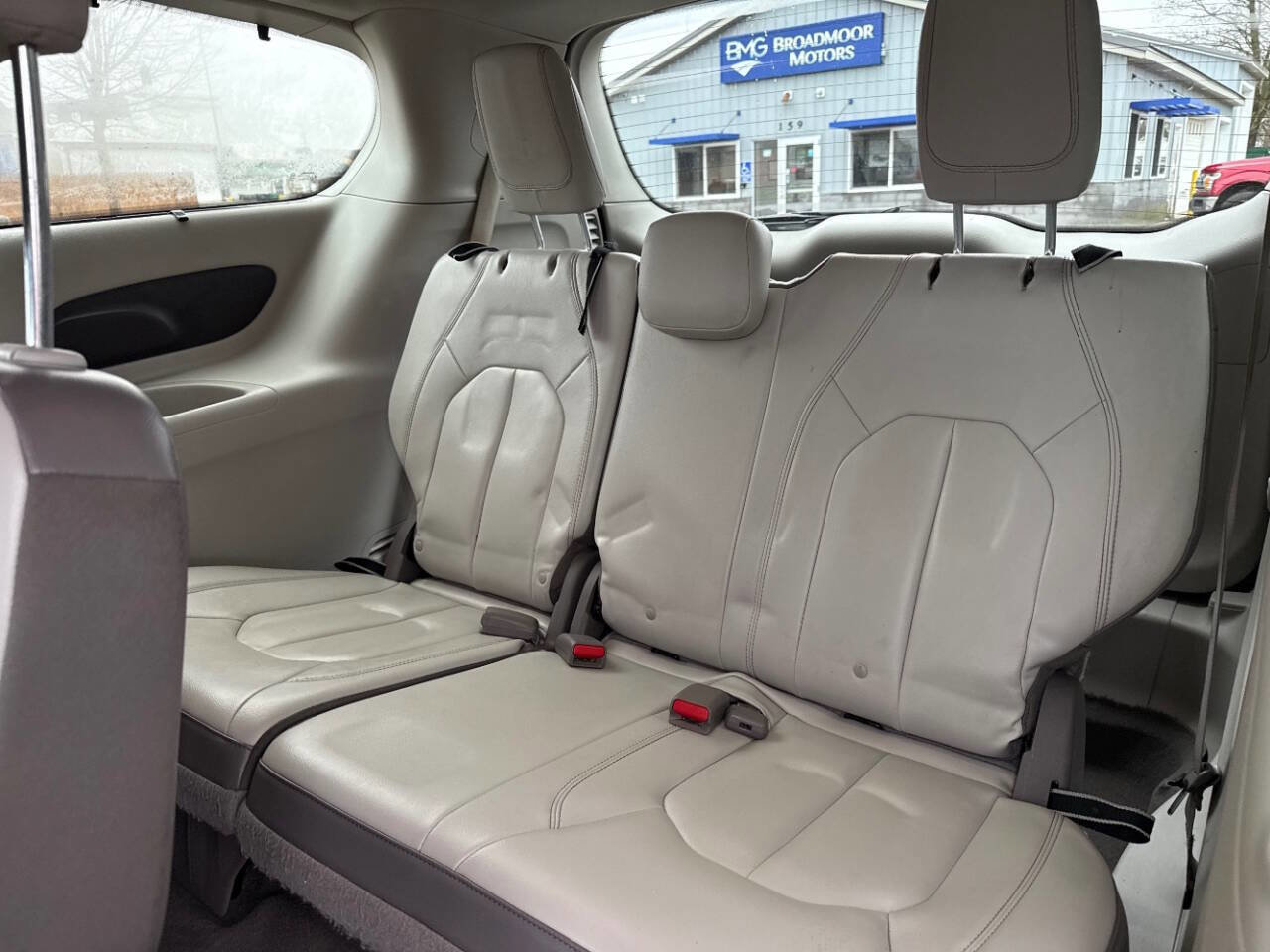 Used 2017 Chrysler Pacifica Touring-L FWD image 29