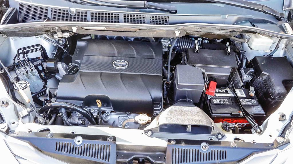 Used 2014 Toyota Sienna L image 29