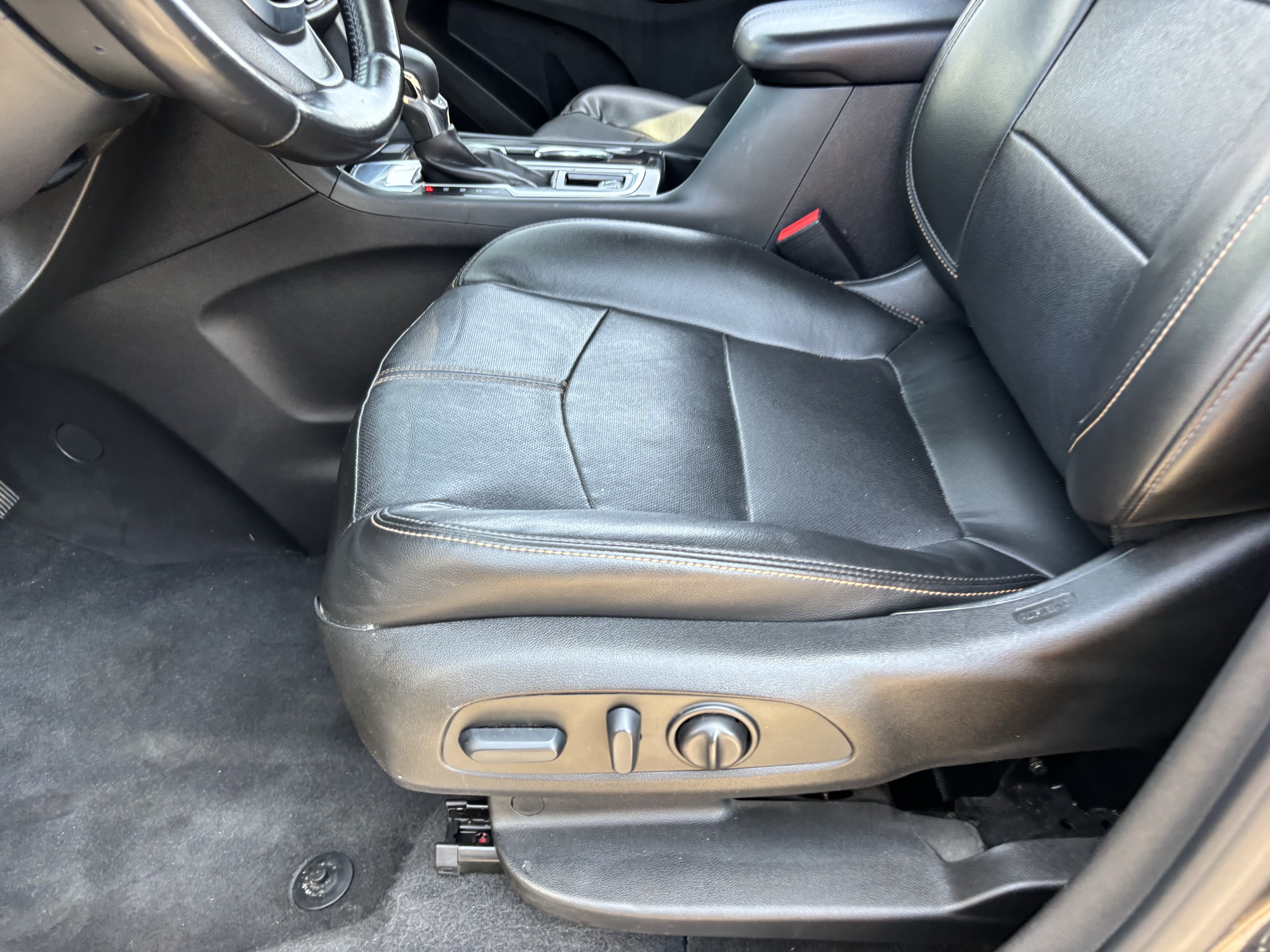 Used 2022 Chevrolet Equinox Premier w/ LPO, Cargo Package FWD image 20