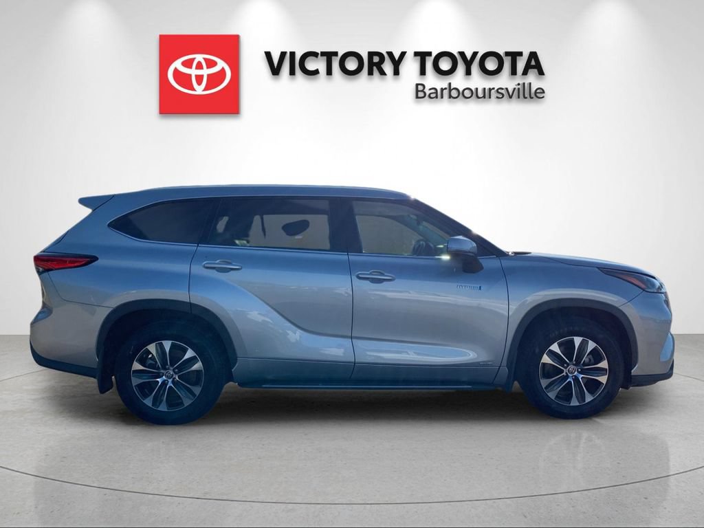 Used 2021 Toyota Highlander XLE AWD/4WD image 6