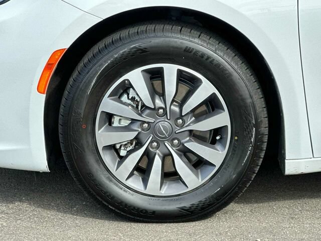 Used 2023 Chrysler Pacifica Limited FWD image 35