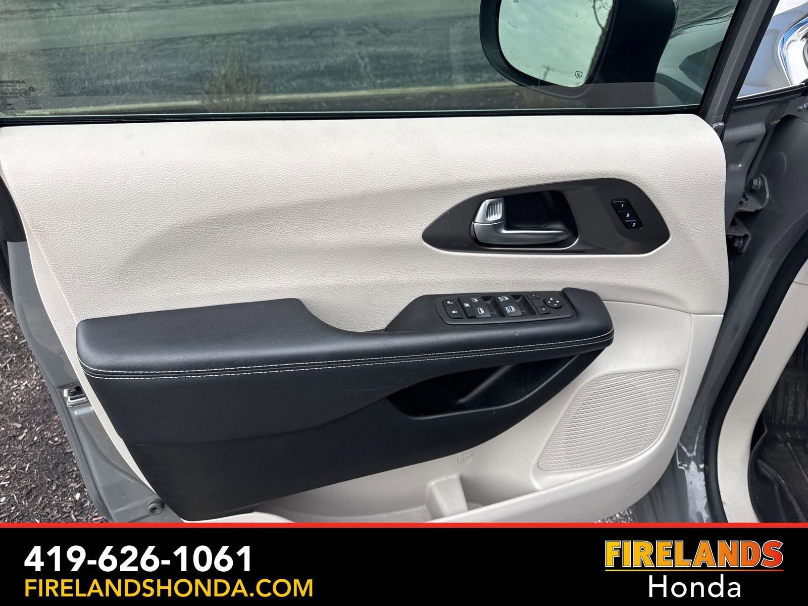 Used 2023 Chrysler Pacifica Touring-L image 15