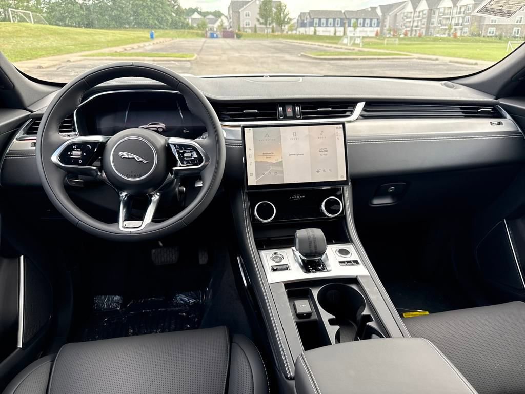 New 2026 Jaguar F-PACE R-Dynamic S image 10