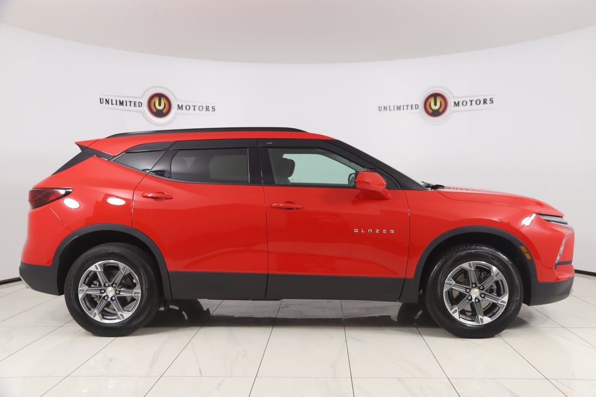 Used 2024 Chevrolet Blazer LT w/ Convenience Package FWD image 2