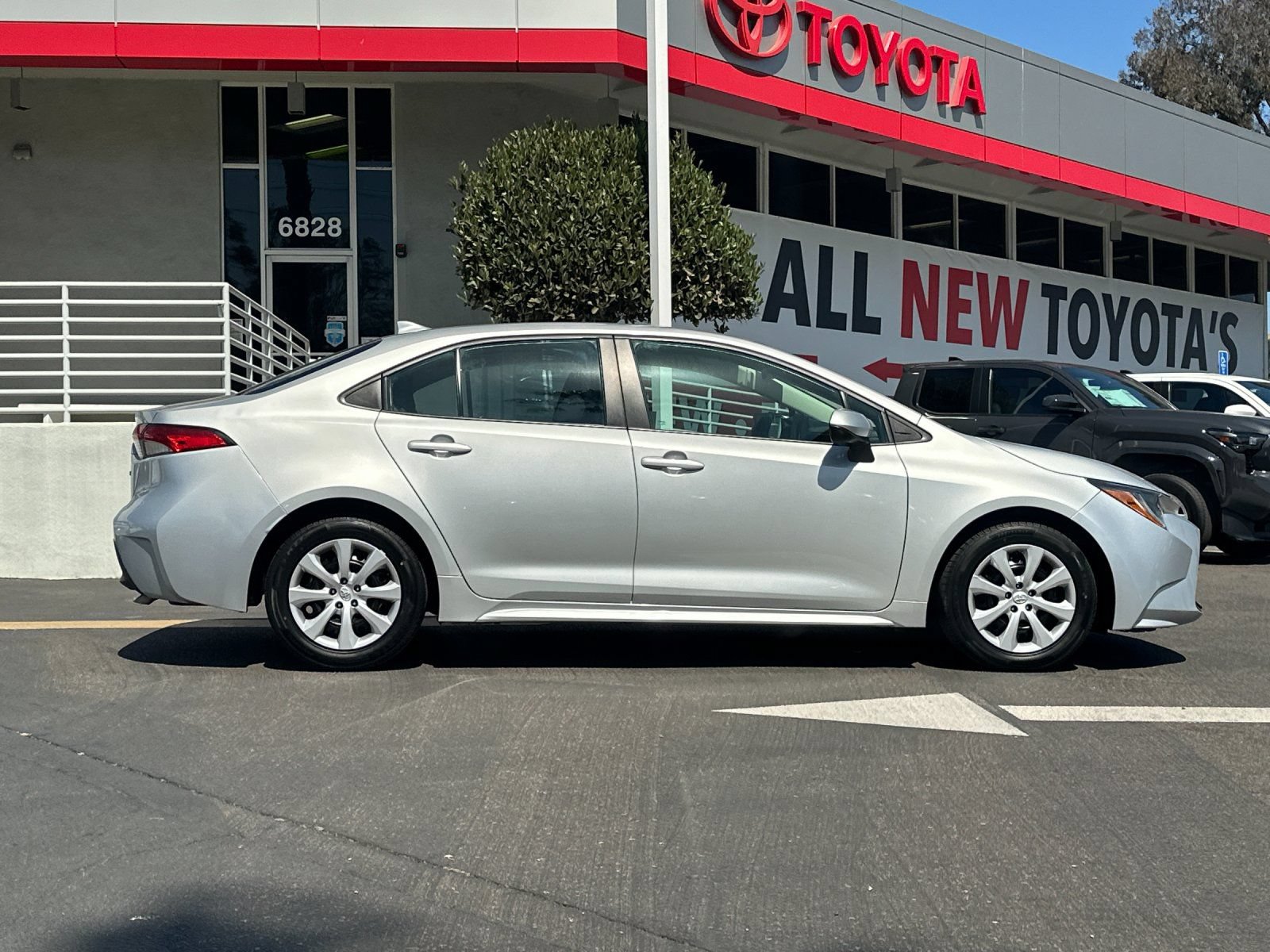 Used 2025 Toyota Corolla LE FWD image 6