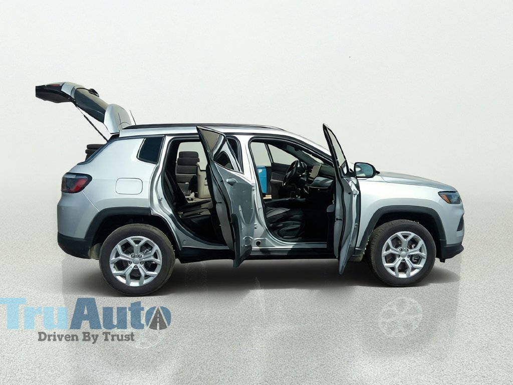 Used 2024 Jeep Compass Latitude AWD/4WD image 16