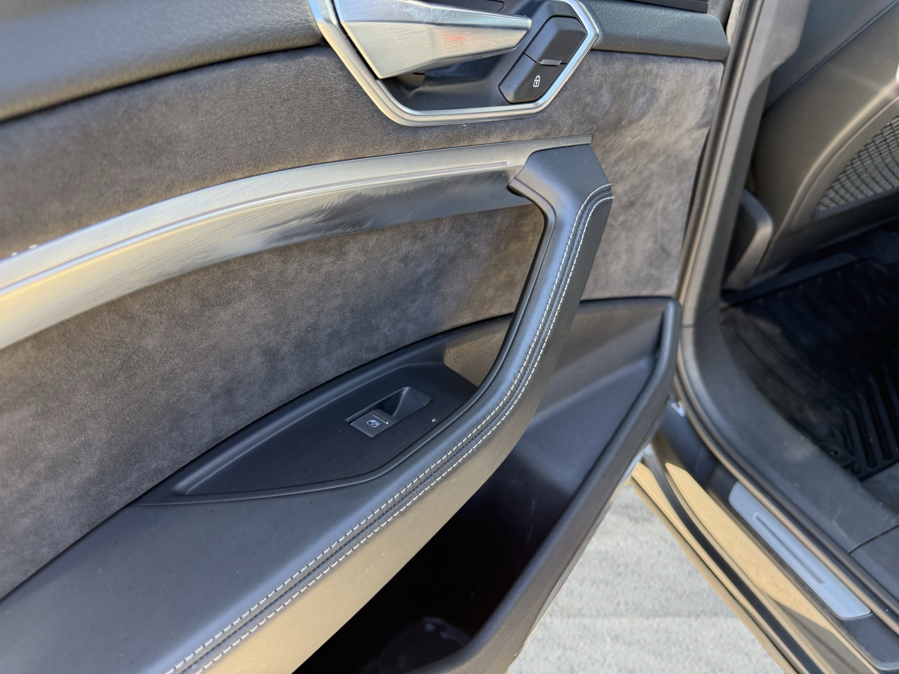 Used 2019 Audi e-tron Prestige w/ Prestige Package image 37