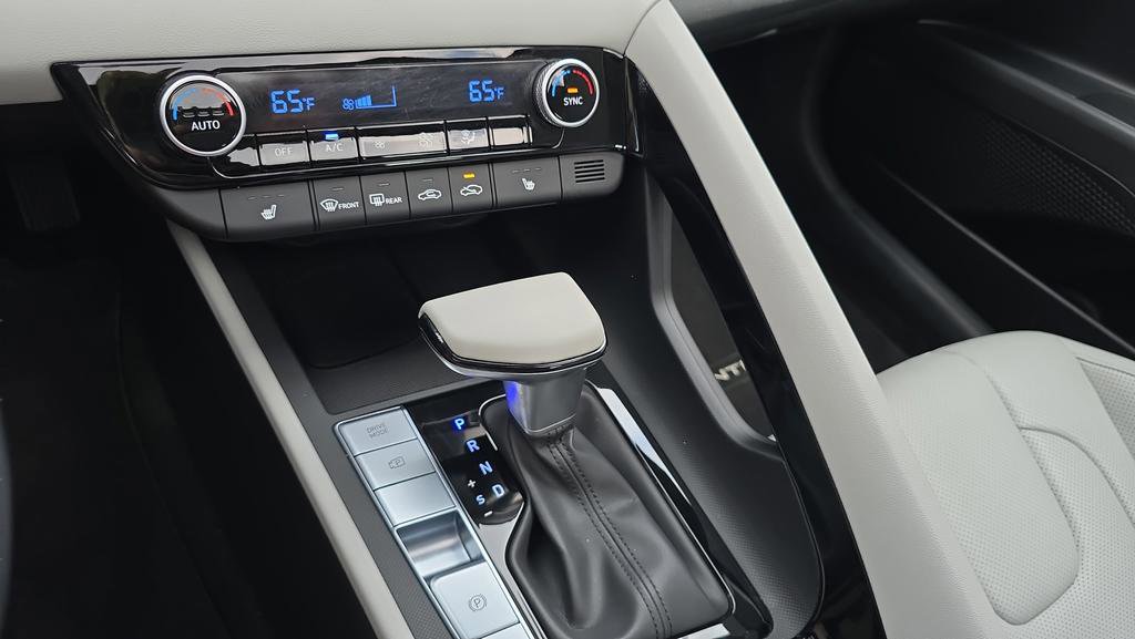 Certified 2025 Hyundai Elantra Limited FWD image 19