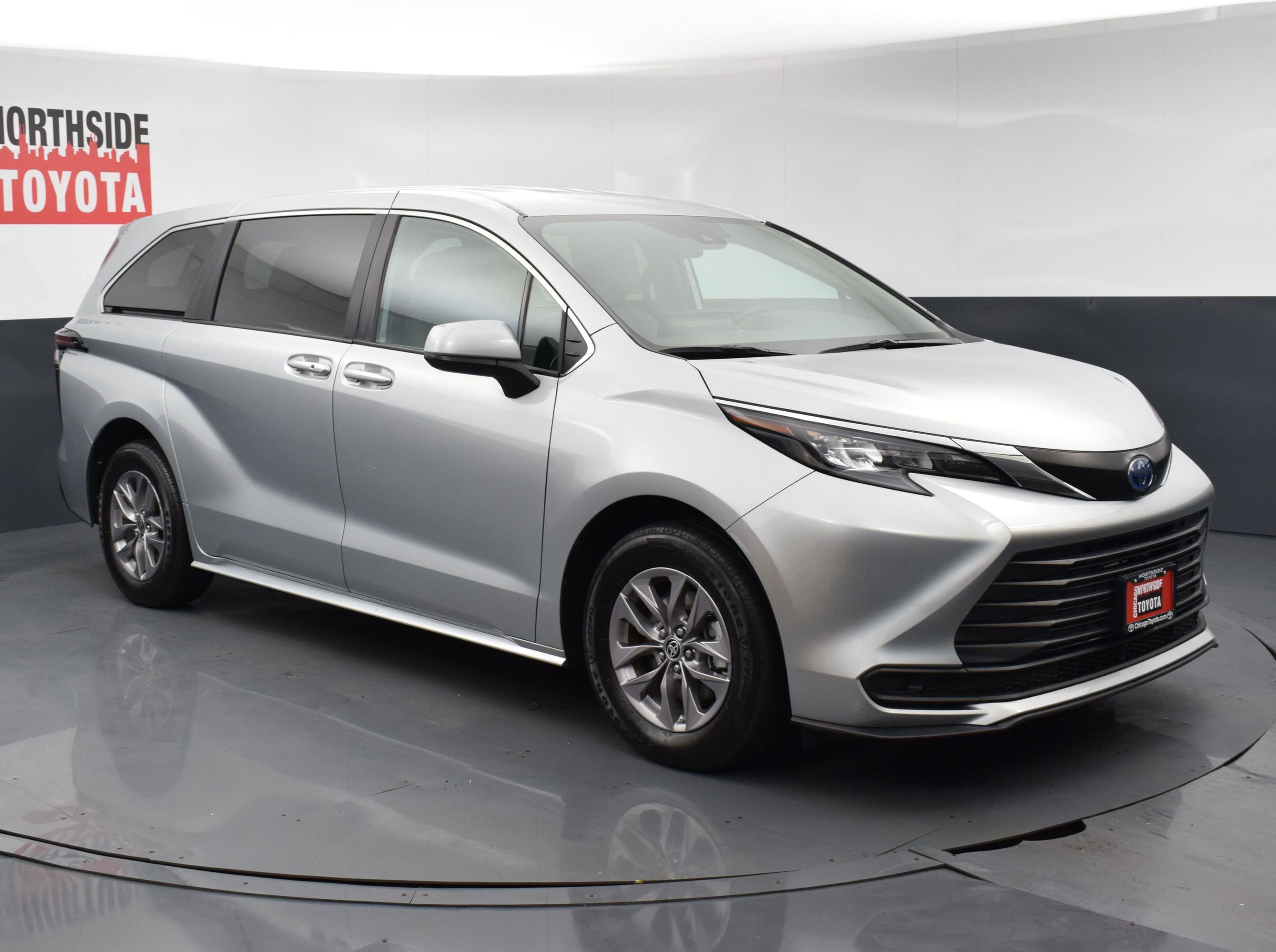 Used 2025 Toyota Sienna LE FWD image 6
