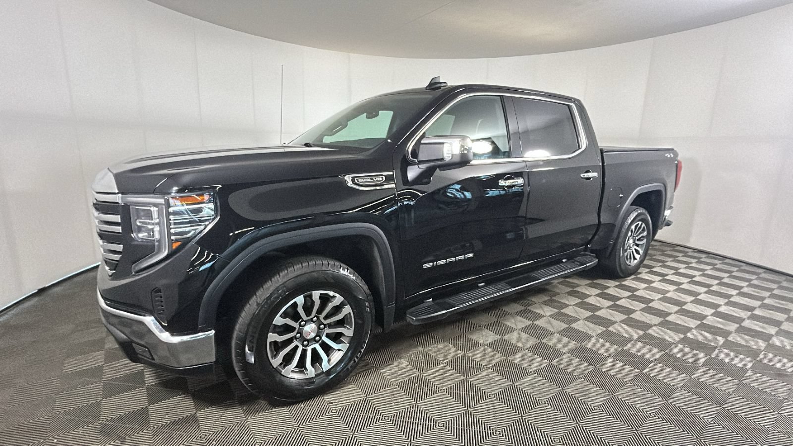 Used 2024 GMC Sierra 1500 SLT AWD/4WD image 8