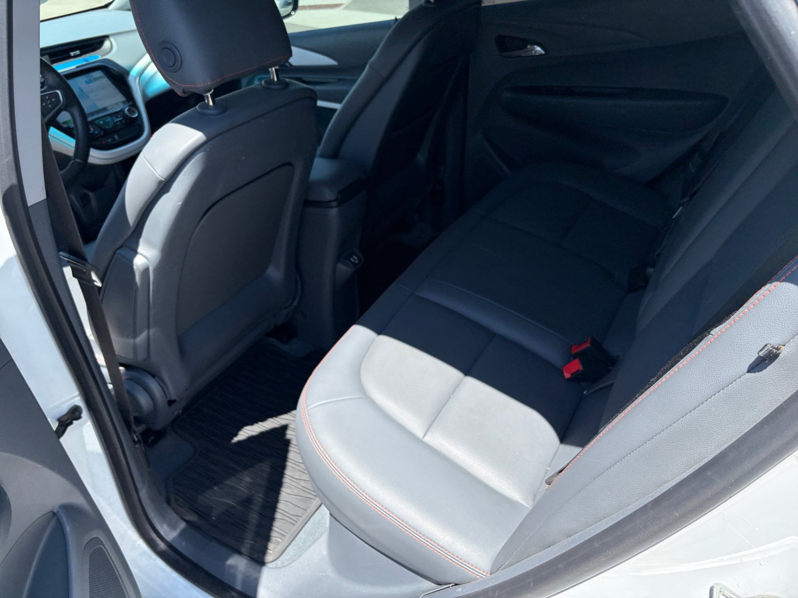 Used 2018 Chevrolet Bolt Premier w/ Infotainment Package FWD image 17