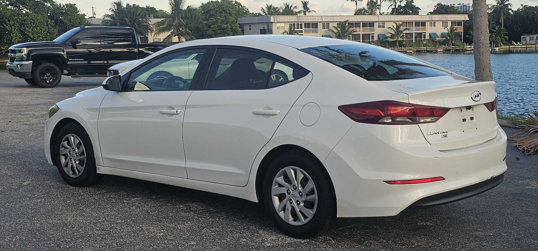 Used 2018 Hyundai Elantra SE FWD image 3