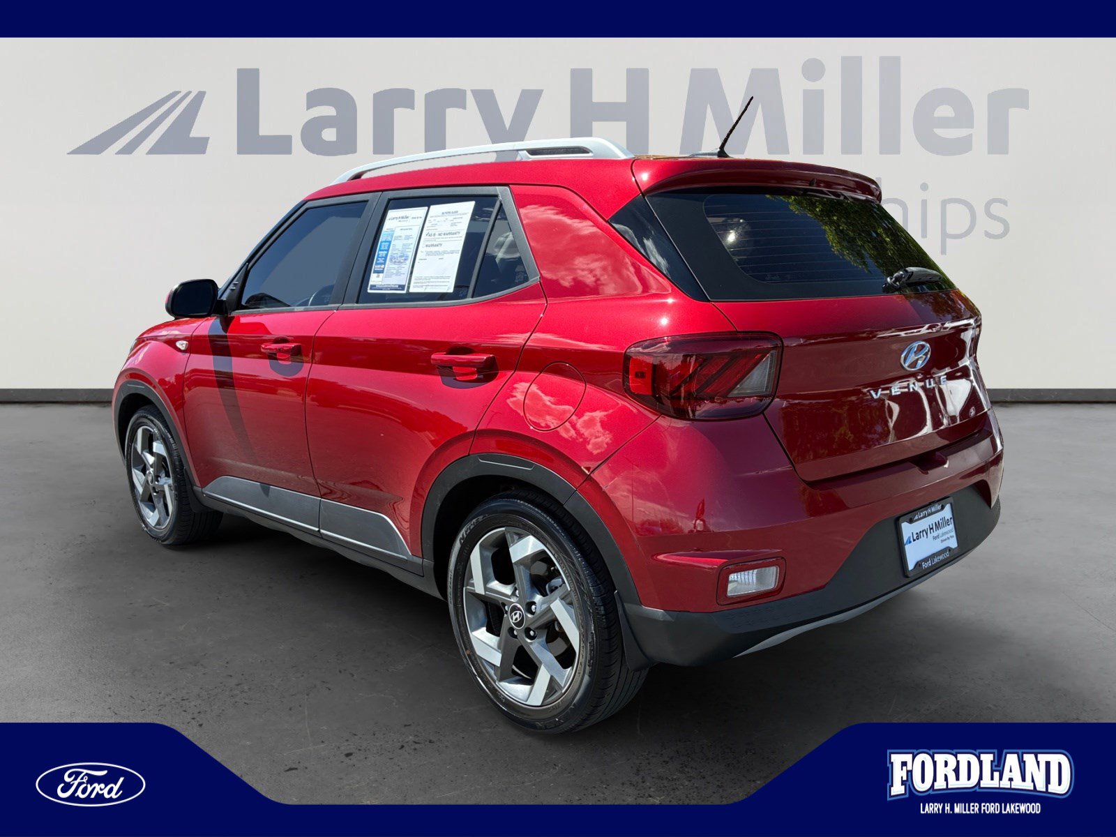 Used 2023 Hyundai Venue Limited FWD image 3