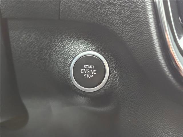 Used 2025 Volvo XC40 B5 Plus image 28