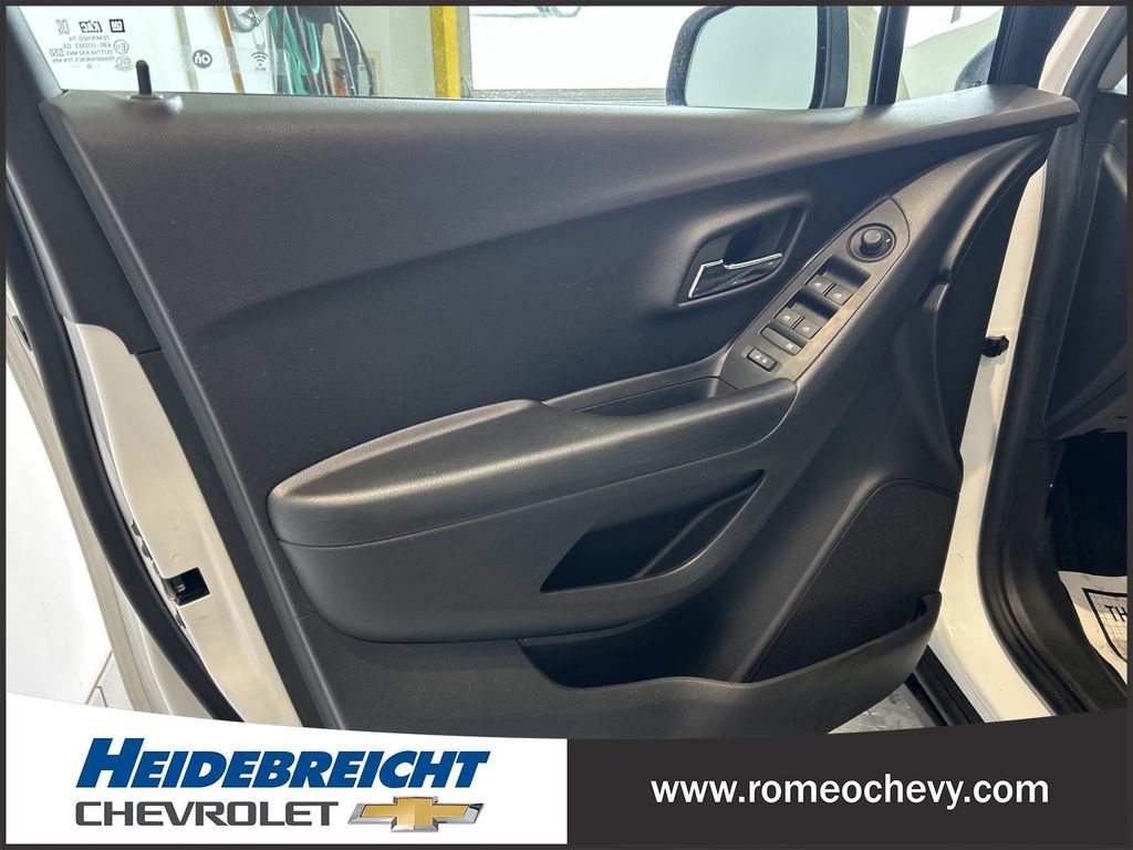 Used 2022 Chevrolet Trax LT w/ LT Convenience Package image 11