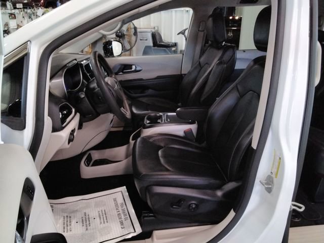Used 2024 Chrysler Pacifica Touring-L image 9