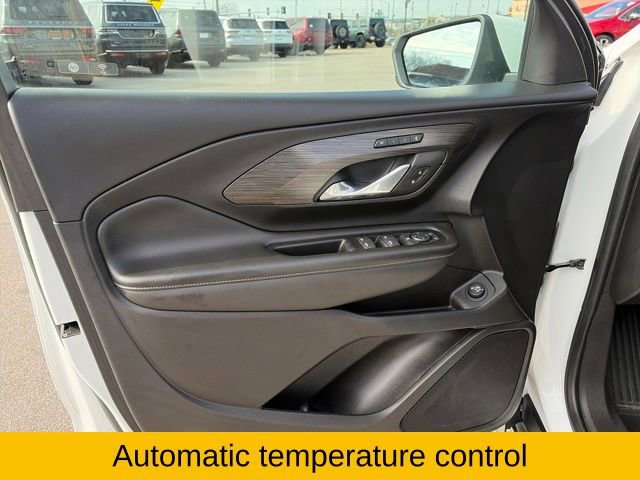 Used 2023 GMC Terrain SLT image 13