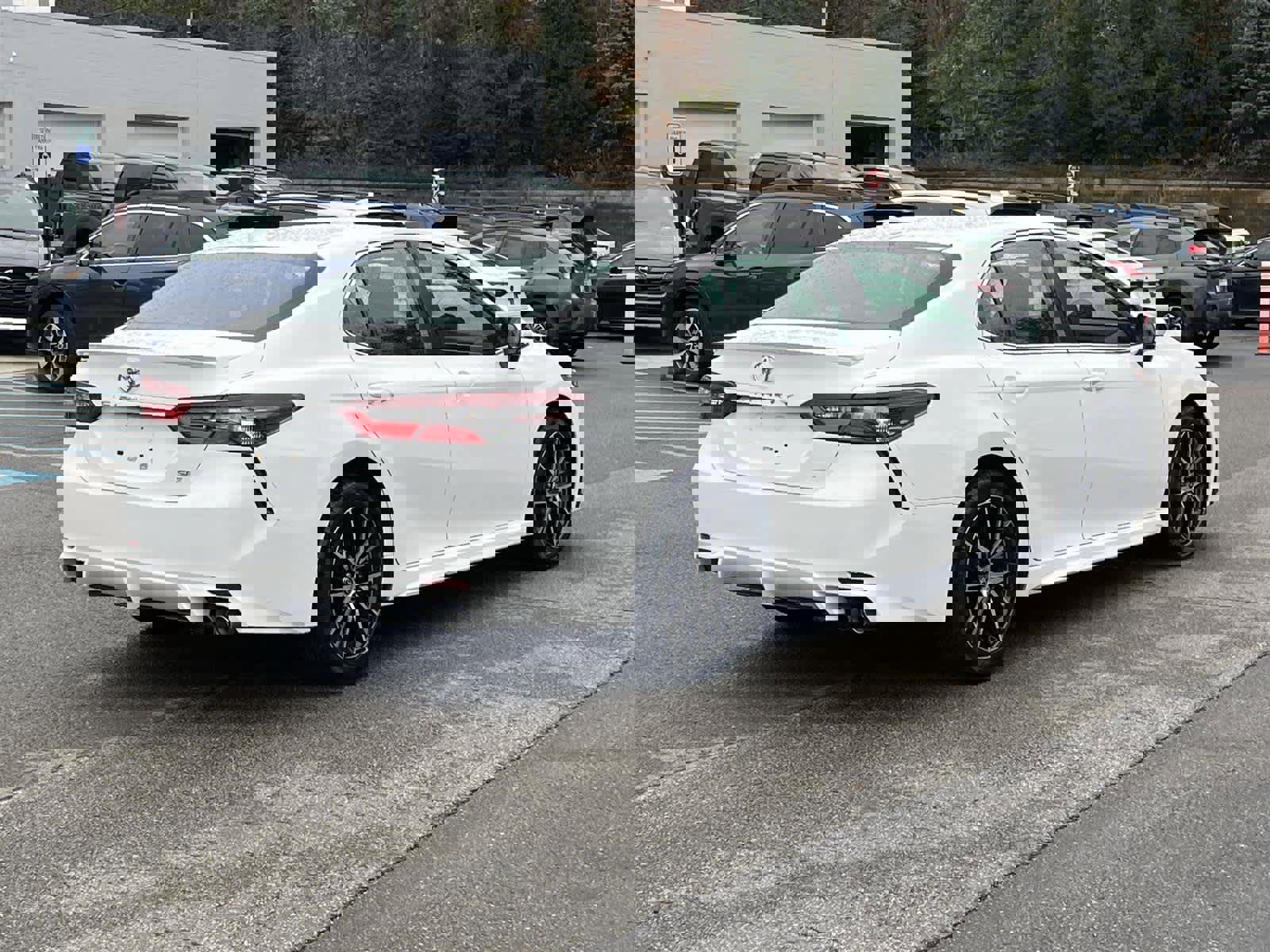 Used 2023 Toyota Camry SE image 5