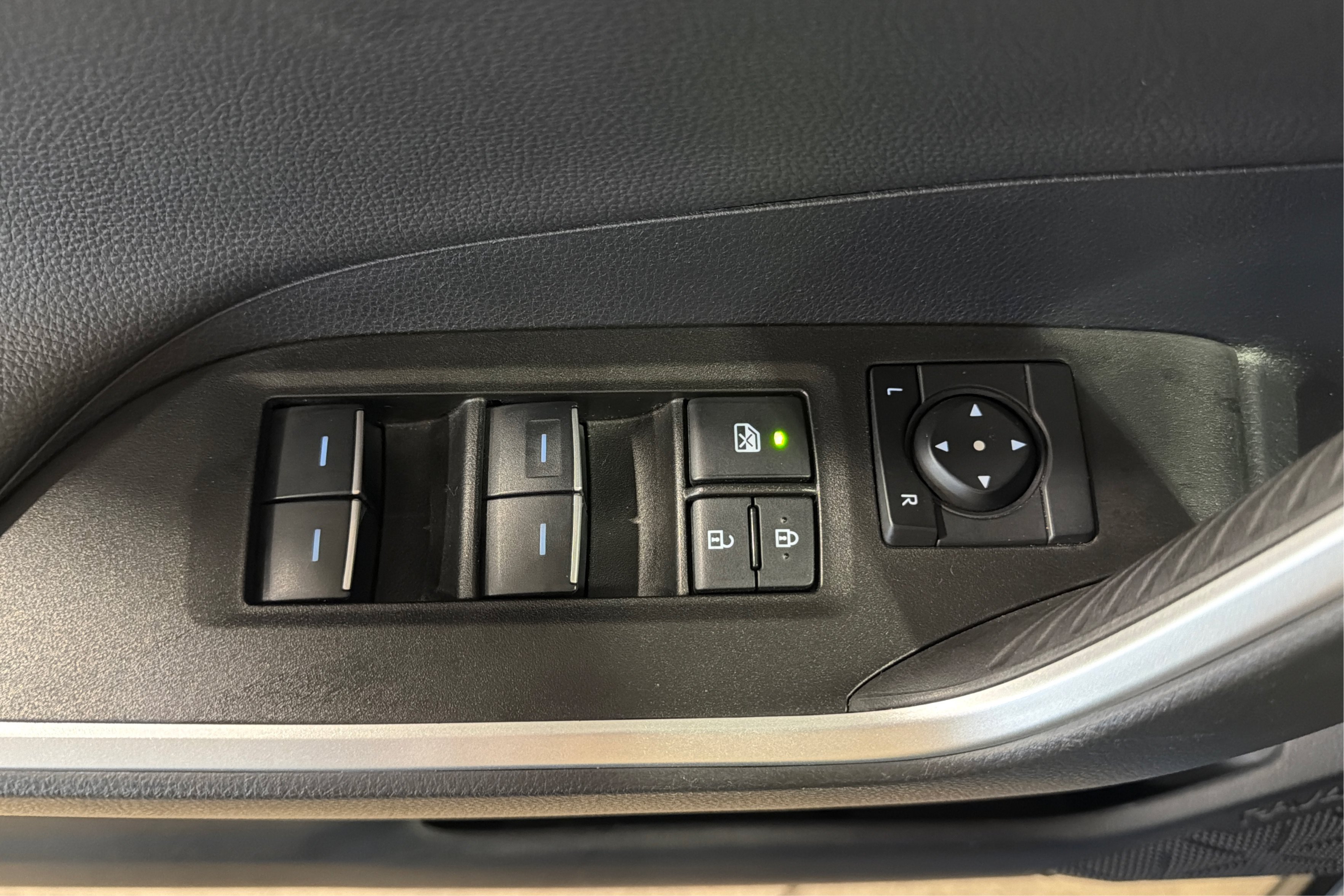 Used 2025 Toyota RAV4 XSE w/ Advanced Technology Package AWD/4WD image 16